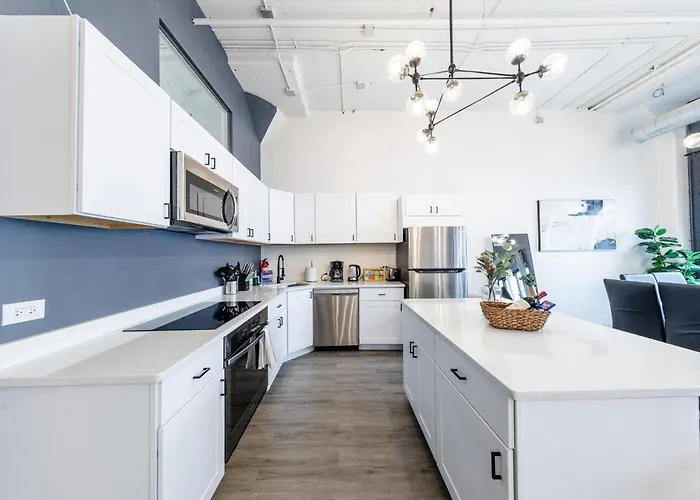 Luxury 6br Loft Perfect For 12 Guests With Skyline Views, Optional Parking And Gym Access Near Mccormick Place And Soldier Field *