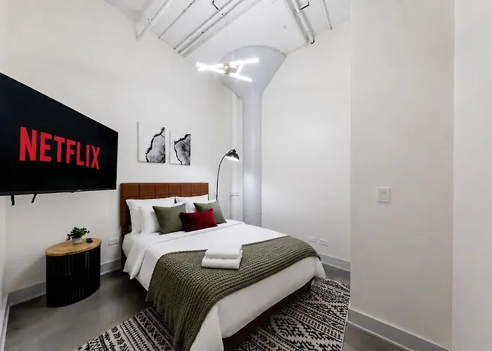 Luxury 6br Loft Perfect For 12 Guests With Skyline Views, Optional Parking And Gym Access Near Mccormick Place And Soldier Field *