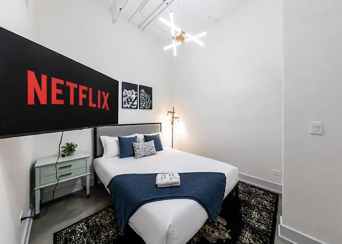 Luxury 6br Loft Perfect For 12 Guests With Skyline Views, Optional Parking And Gym Access Near Mccormick Place And Soldier Field *