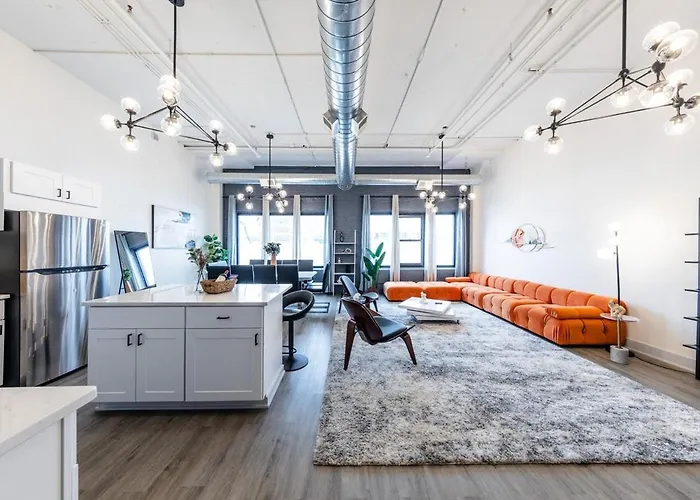 Luxury 6br Loft Perfect For 12 Guests With Skyline Views, Optional Parking And Gym Access Near Mccormick Place And Soldier Field *